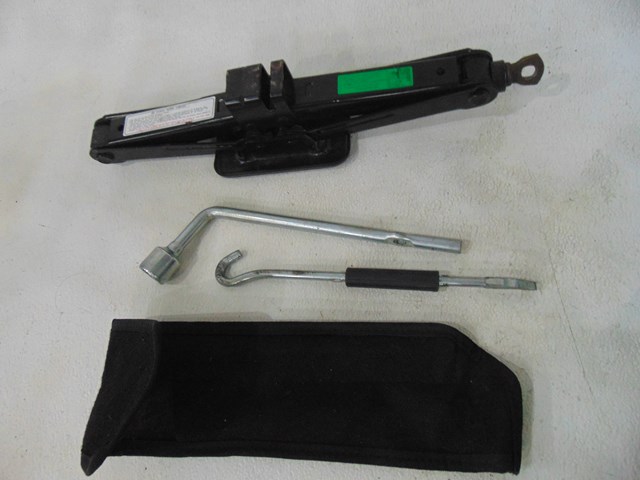 2007 Hyundai Entourage Jack and Tools Kit