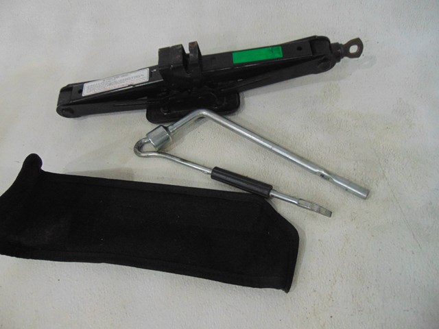 2007 Hyundai Entourage Jack and Tools Kit