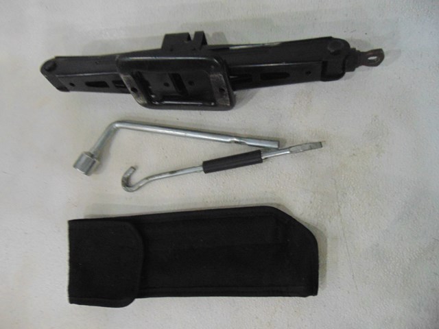 2007 Hyundai Entourage Jack and Tools Kit