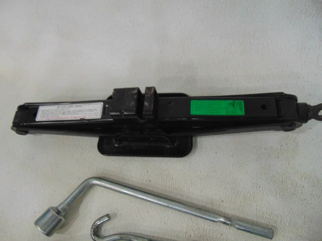 2007 Hyundai Entourage Jack and Tools Kit