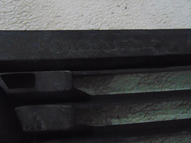 1987 BMW 325is E30 Coupe RH Pass Grille 1 945 886