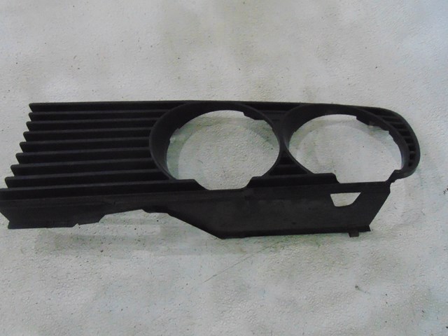 1987 BMW 325is E30 Coupe RH Pass Grille 1 945 886