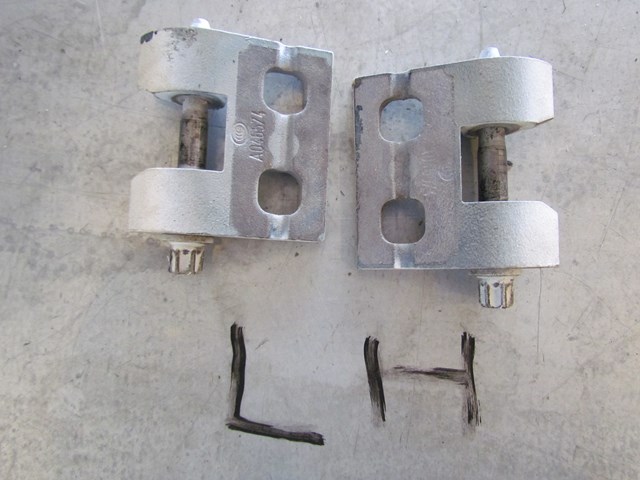 2007 BMW 335i LH Drivers Door Hinge Set