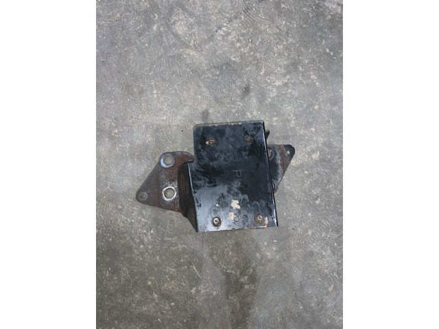 2005 Infiniti G35 Front RH Bumper Reinforcement Bracket