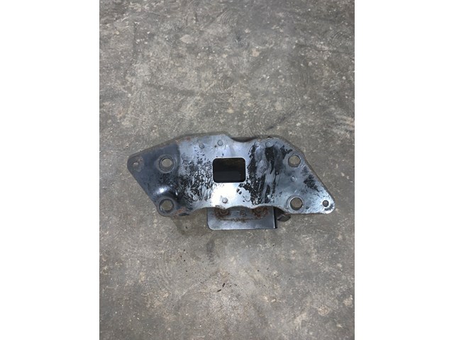 2005 Infiniti G35 Front RH Bumper Reinforcement Bracket