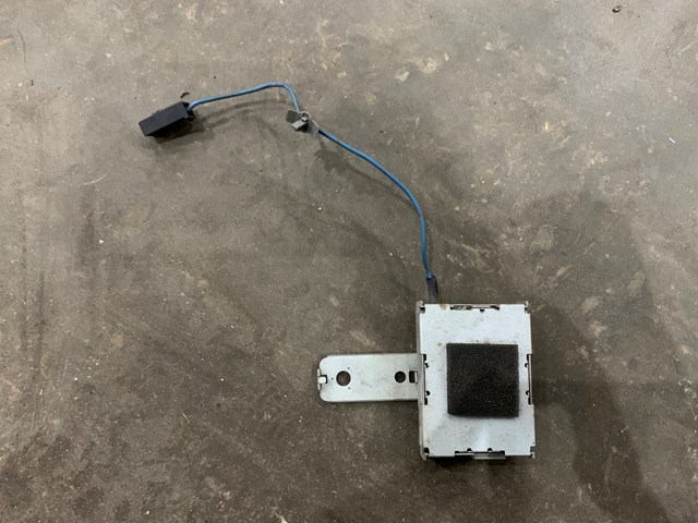 2003-2004 Infiniti M45 Clarion Right Rear Antenna Receiver EN1165BC