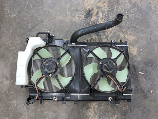 2001 Subaru Legacy Radiator and Cooling Fan Assembly 45111AG00A