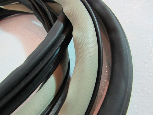 2004 Infiniti G35 Sedan Front RH Passenger Door Seal On Body Tan