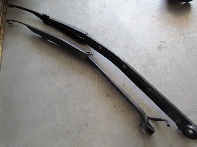 2003 Infiniti G35 Sedan AT Windshield Wiper Arms Pair