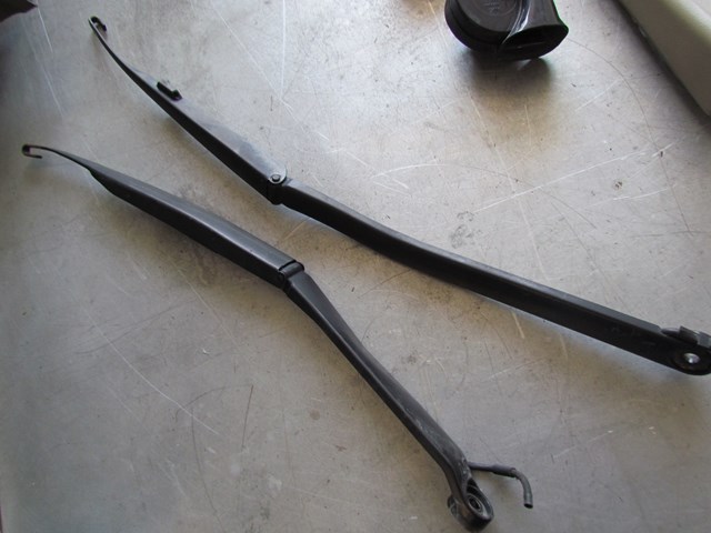 2003 Infiniti G35 Sedan AT Windshield Wiper Arms Pair
