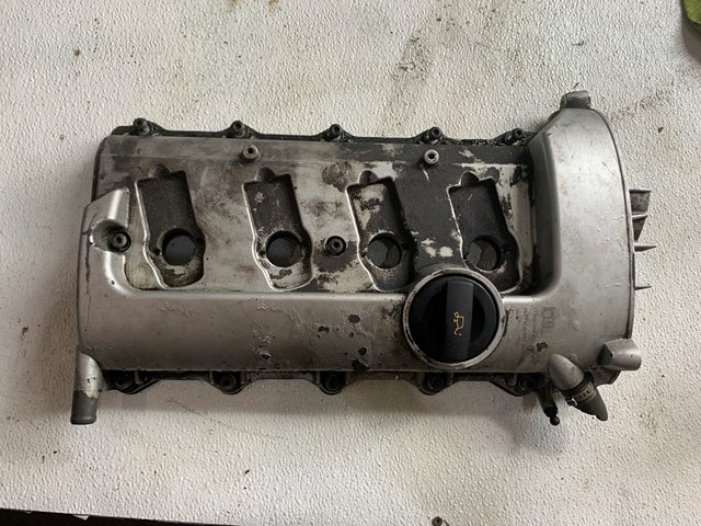 2004-2006 Audi A8 4.2L LH Engine Valve Cover OEM 077103475AA