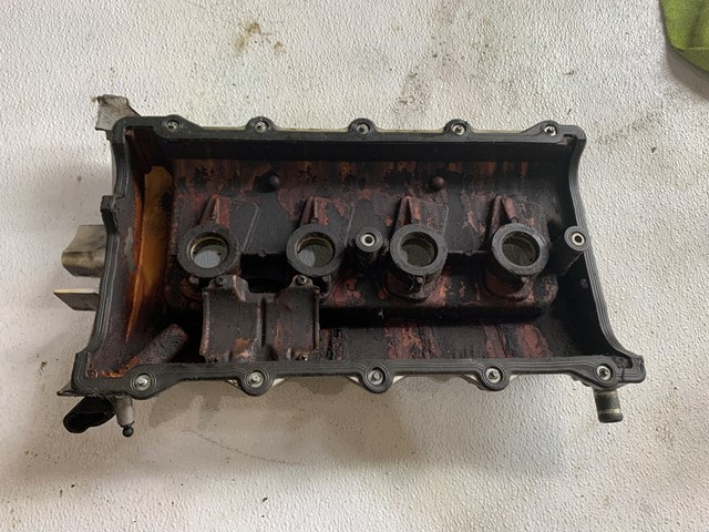 2004-2006 Audi A8 4.2L LH Engine Valve Cover OEM 077103475AA