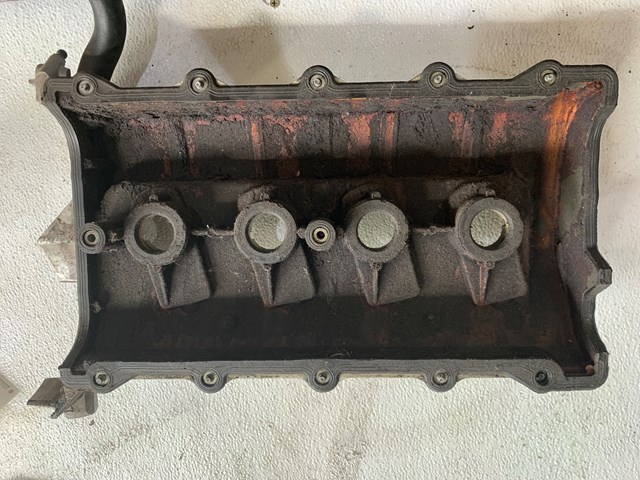 2004-2006 Audi A8 4.2L RH Engine Valve Cover OEM 077103476T