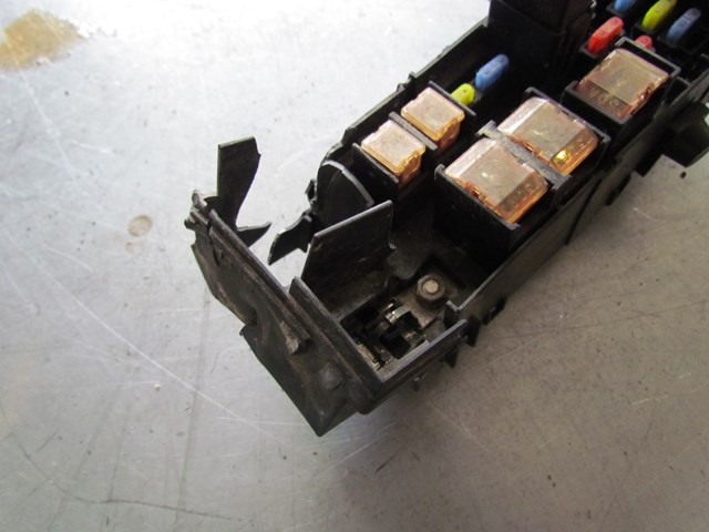 2003 Infiniti G35 Sedan AT Fuse Box Minor Damage Still Works