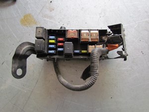 2003 Infiniti G35 Sedan AT Fuse Box Minor Damage Still Works