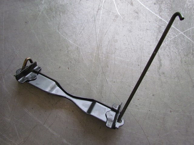 2003 Infiniti G35 Sedan AT Battery Tie Down