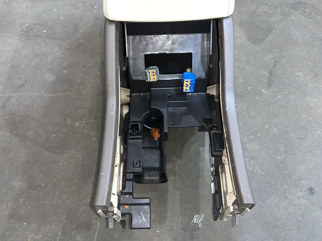 2004 Lincoln Aviator Front Center Console Arm Rest W/ Rear Climate Control OEM