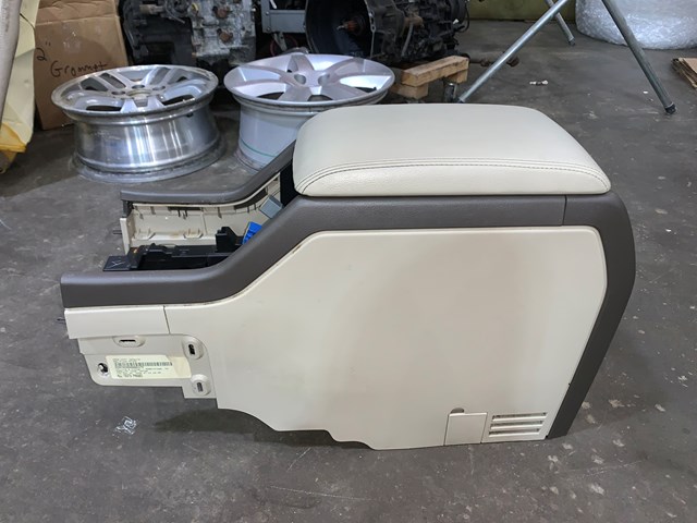 2004 Lincoln Aviator Front Center Console Arm Rest W/ Rear Climate Control OEM