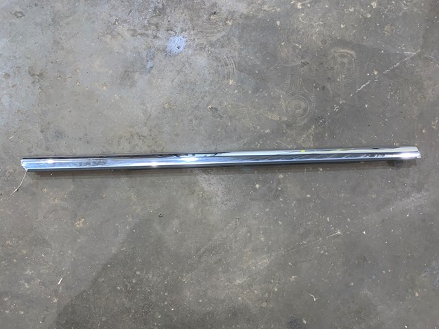 2004 Lincoln Aviator Rear RH Passenger Door Chrome Belt Moulding Weatherstrip OE
