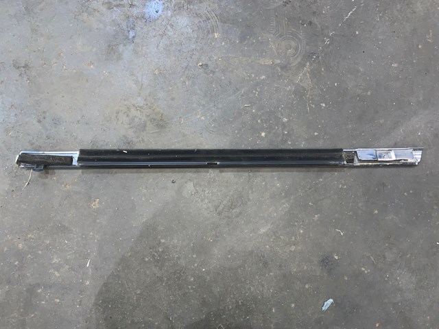 2004 Lincoln Aviator Rear RH Passenger Door Chrome Belt Moulding Weatherstrip OE