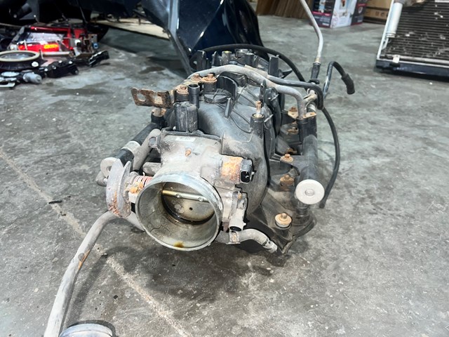 2004 Chevy Silverado 2500 6.0L Intake Manifold W/ Fuel Rail OEM