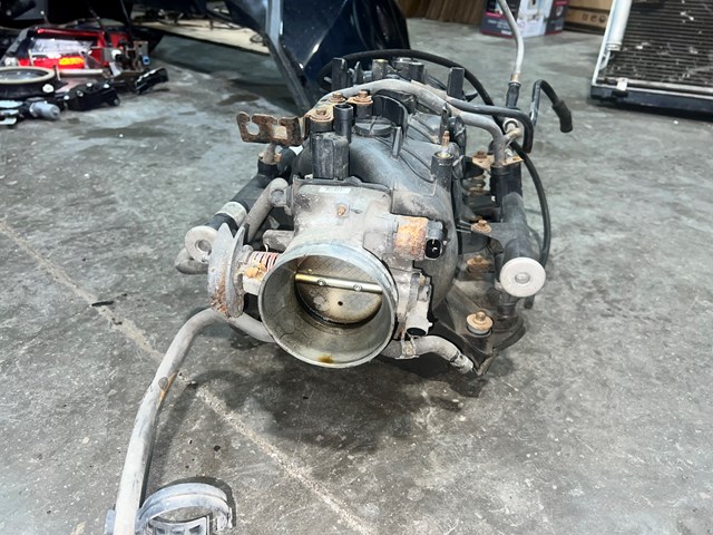 2004 Chevy Silverado 2500 6.0L Intake Manifold W/ Fuel Rail OEM