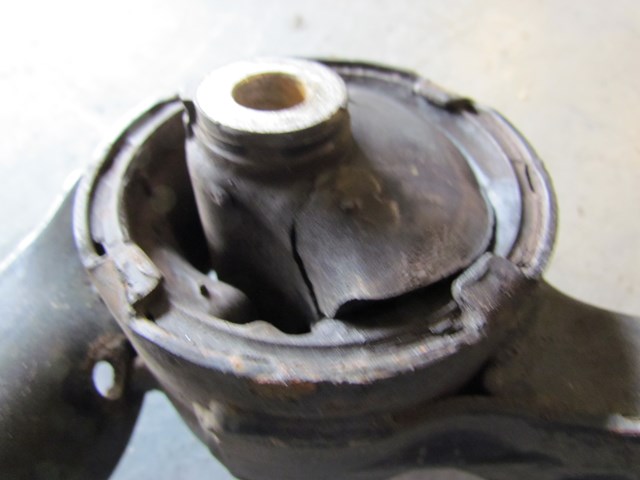 2004 Acura RSX Type S Rear Engine Mount Split Bushing See Pic