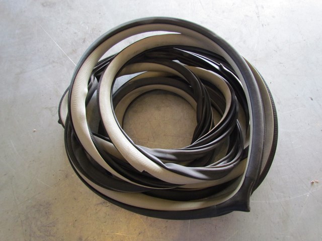 2005 Infiniti G35 Sedan Rear Door Seals Set RH & LH