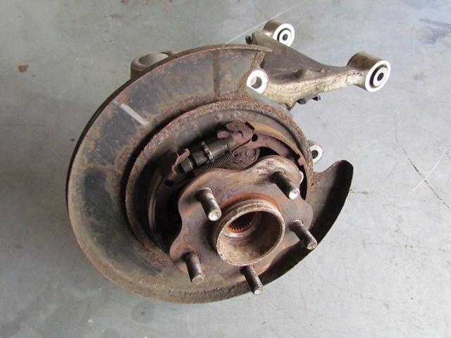 2003 Infiniti G35 Sedan Rear RH Passenger Spindle Assy With LCA
