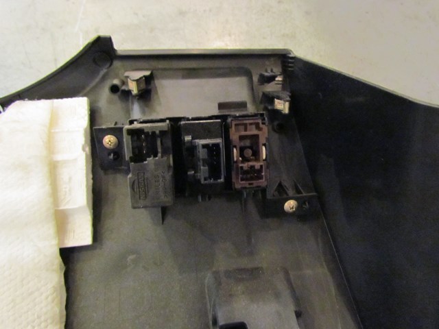 2006 Infiniti G35 Coupe Front LH Drivers Knee Bolster W Switches