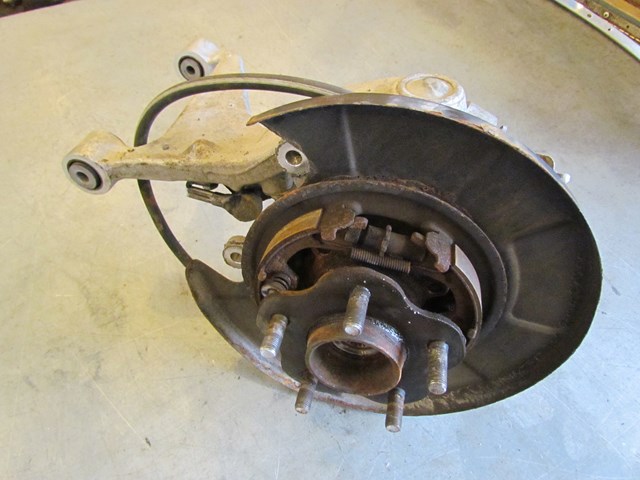 2006 Infiniti G35 Coupe Rear LH Drivers Spindle Assy With Lower Control Arm