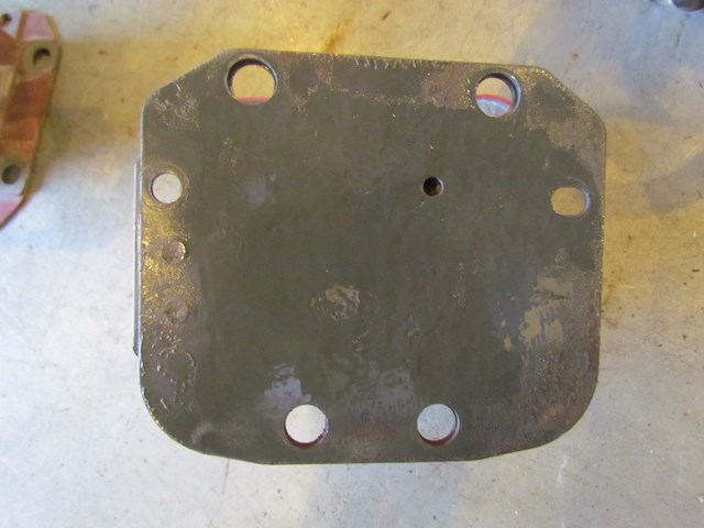 2006 Infiniti G35 Coupe Rear LH Drivers Bumper Reinforcement Mount