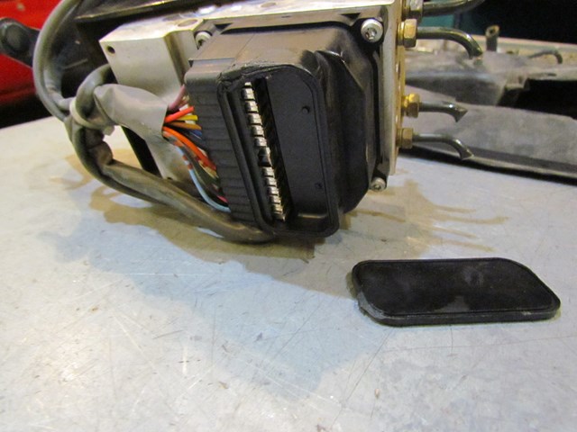 2003 Infiniti G35 Sedan ABS Pump Module Cover Off 47600 AM400