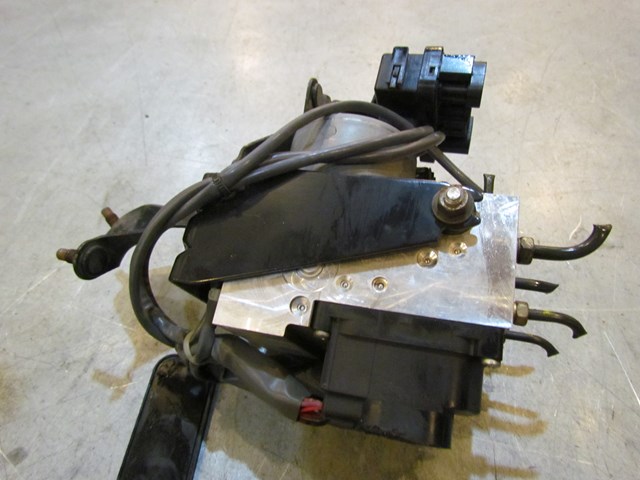 2003 Infiniti G35 Sedan ABS Pump Module Cover Off 47600 AM400