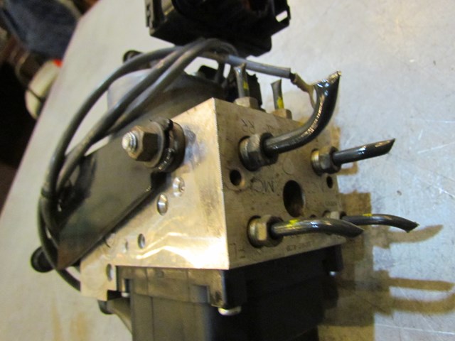 2003 Infiniti G35 Sedan ABS Pump Module Cover Off 47600 AM400