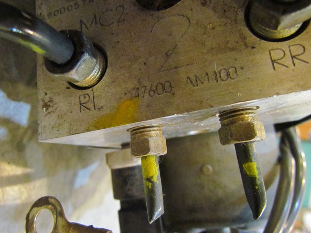 2003 Infiniti G35 Sedan ABS Pump Module Cover Off 47600 AM400