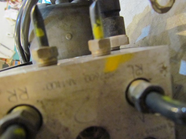 2003 Infiniti G35 Sedan ABS Pump Module Cover Off 47600 AM400