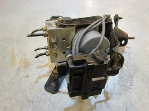 2003 Infiniti G35 Sedan ABS Pump Module Cover Off 47600 AM400