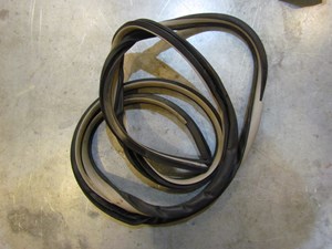 2007 Infiniti G35X Sedan AT Front RH Passenger Door Seal On Body Tan