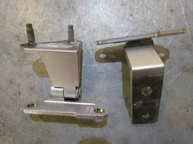 2007 Infiniti G35X Sedan AT Rear LH Drivers Door Hinge Set