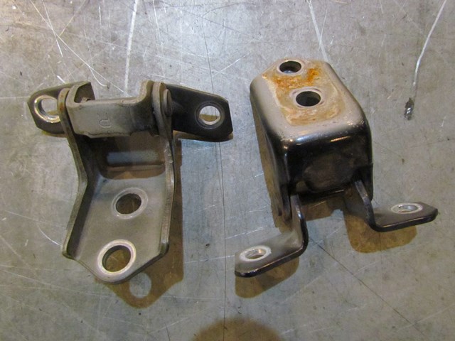 2007 Mazda MazdaSpeed 3 Front RH Passenger Door Hinge Set