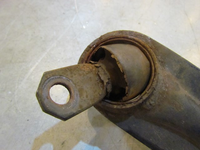 2007 Mazda MazdaSpeed 3 Rear Rh Passenger Spindle Assy Bushing Needs Replacing