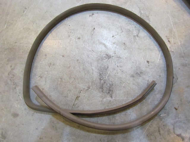2004 Subaru Forester Turbo XT MT Front LH Drivers Door Seal On Body