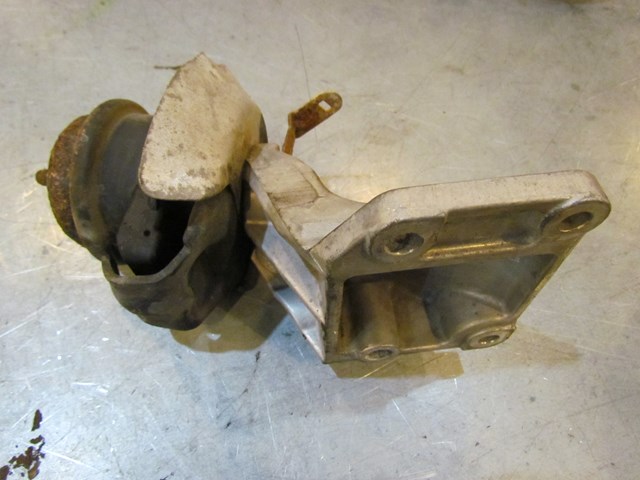 2003 Infiniti G35 Coupe AT Front RH Passenger Engine Mount Assy