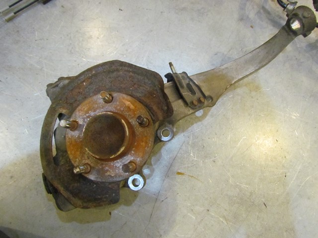 2003 Infiniti G35 Coupe AT Front RH Passenger Spindle Assy