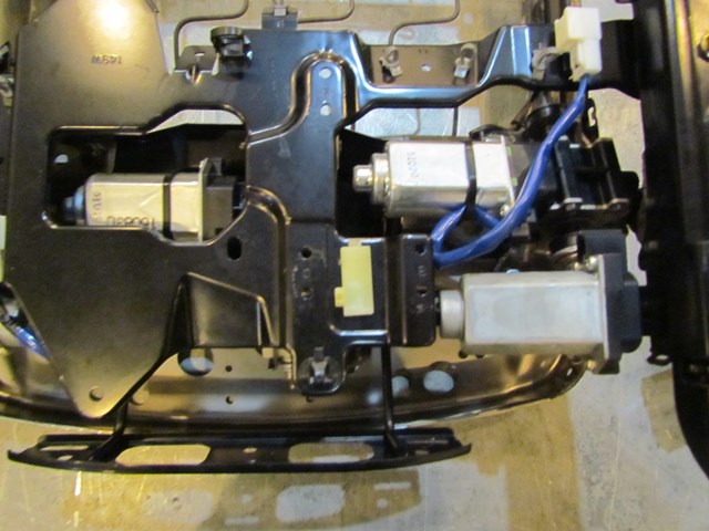 2007 Infiniti G35x Sedan AT Front RH Passenger Seat Base PARTS ONLY