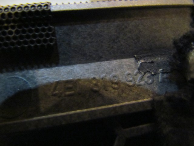 2004 Audi A8L Front Dash Defrost Vent Panel Assy 4E0 819 923