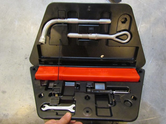 2004 Audi A8L Rear Spare Tire Assist Tools Assy