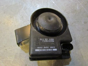 2004 Audi A8L Alarm Siren Horn 8L0 951 605