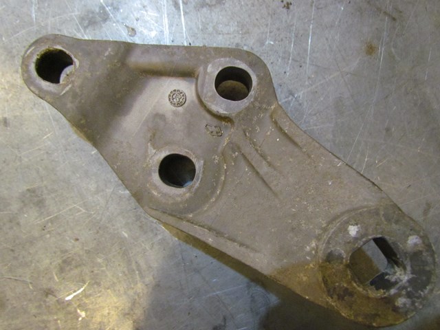 2004 Audi A8L Front RH Passenger Engine Mount Bracket F RH Not Main